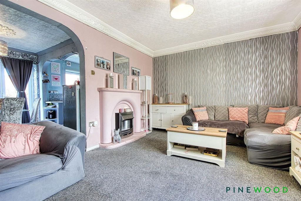 Property photo 3 of 24 Lounge