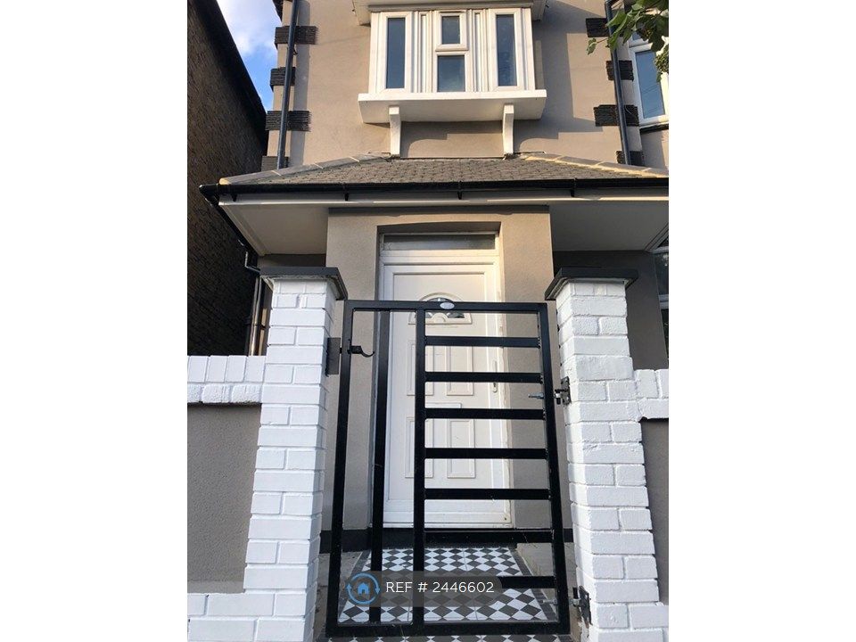 Property photo 2 of 32 Front Gate