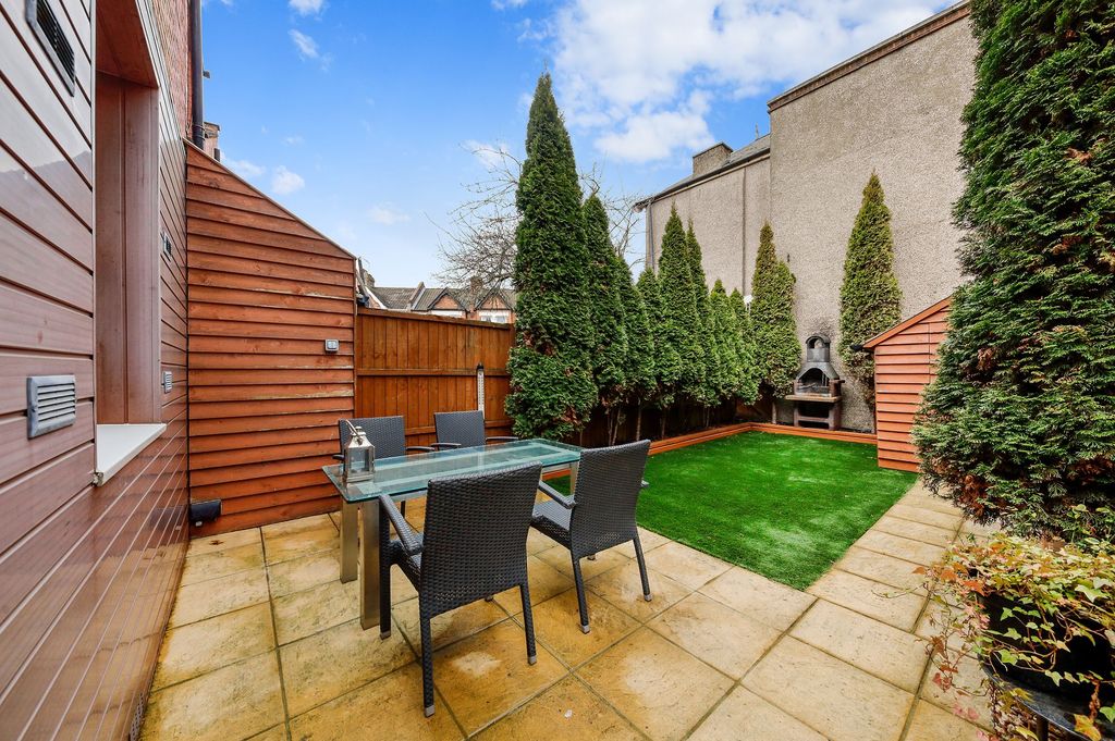 Property photo 3 of 13 Private Garden