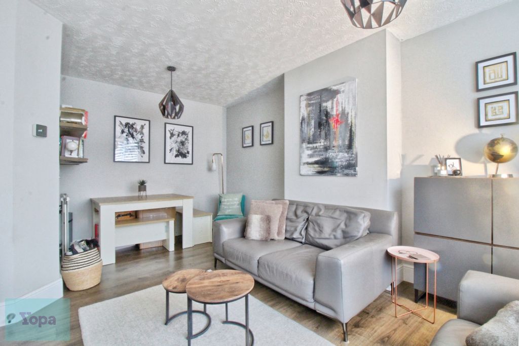 Property photo 2 of 12 8Be3c401-Lounge2