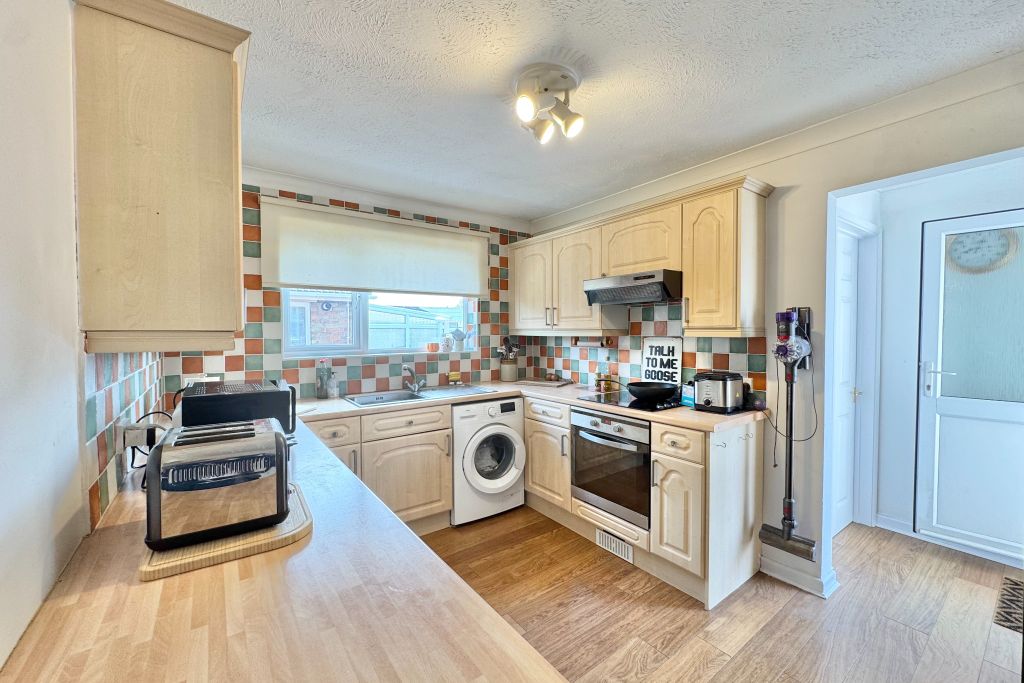 Property photo 3 of 12 Kitchen