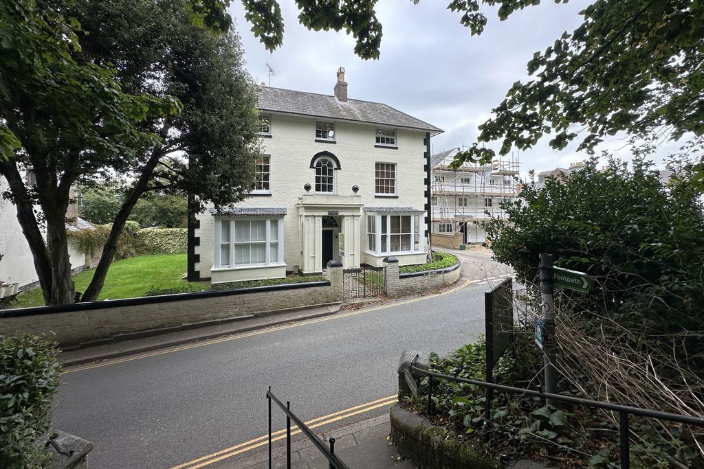 Property photo 1 of 14 Photo 4