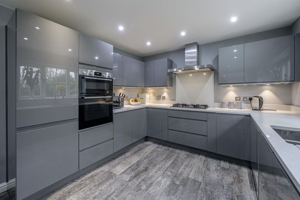 Property photo 3 of 31