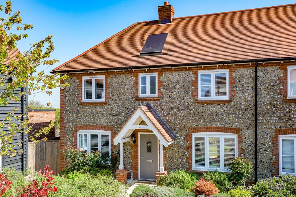 Property photo 1 of 19 17-Farm-End-04193.Jpg