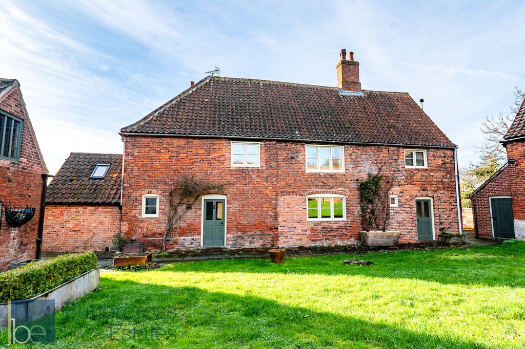 Property photo 3 of 34 Manor Farm