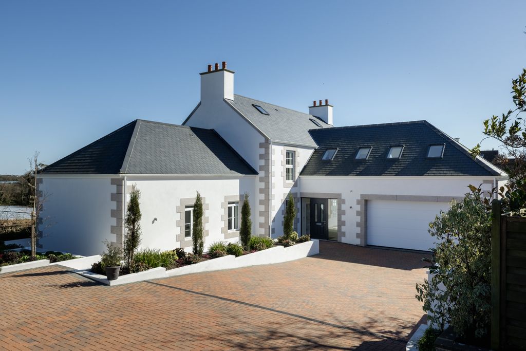 Property photo 2 of 20