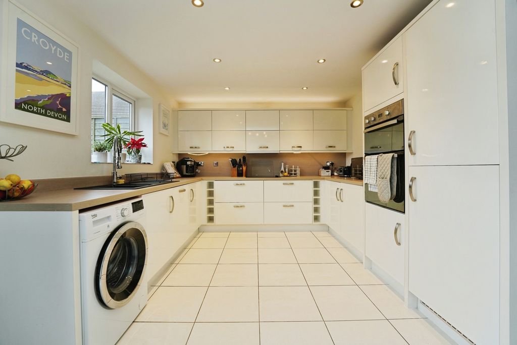 Property photo 3 of 15 Kitchen