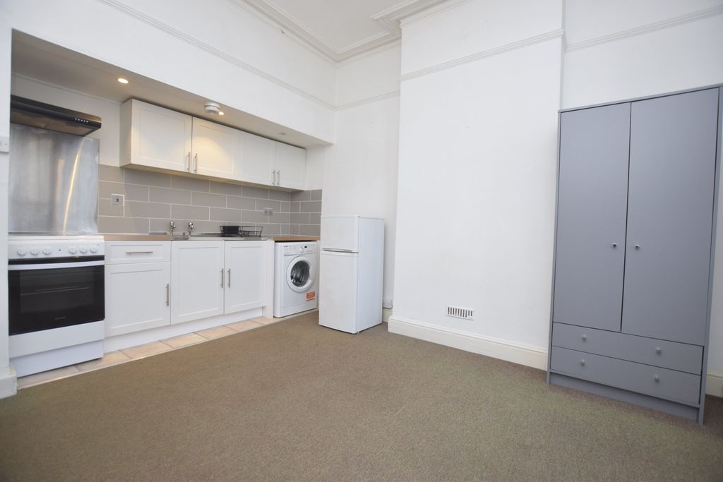 Property photo 2 of 4 Kitchen Lounge