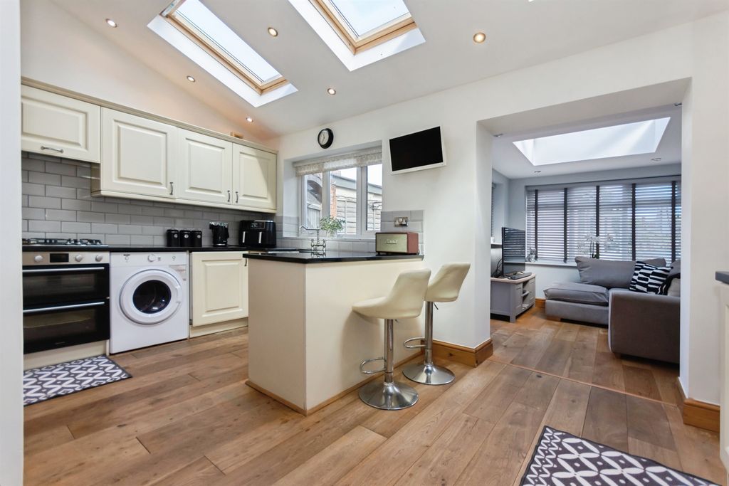 Property photo 2 of 31