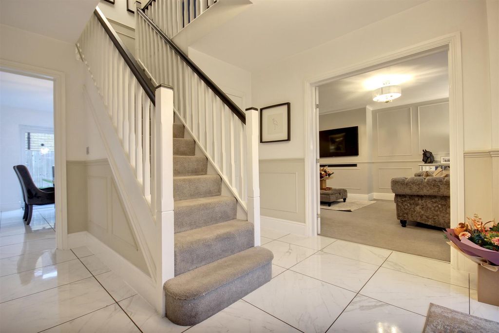 Property photo 3 of 21 10 Bromby Close (2).Jpg