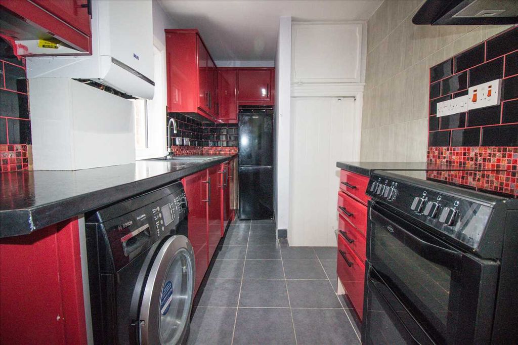 Property photo 3 of 8 Kitchen