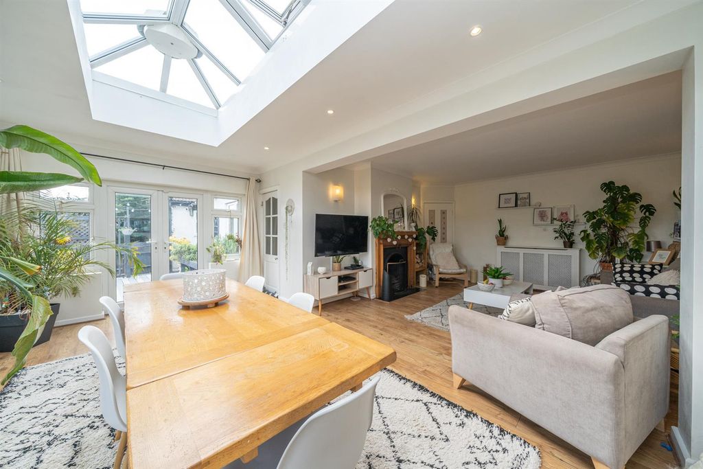 Property photo 3 of 30 3-Cemmaes-Court-Road-08909.Jpg