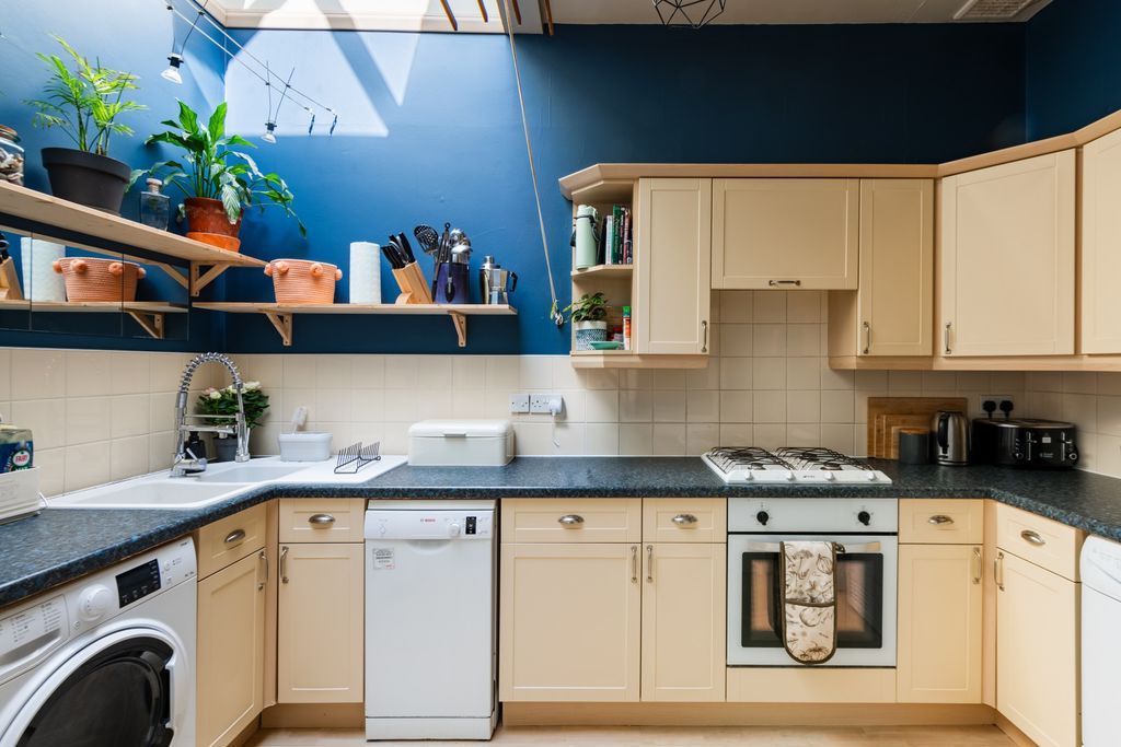 Property photo 3 of 10 Kitchen