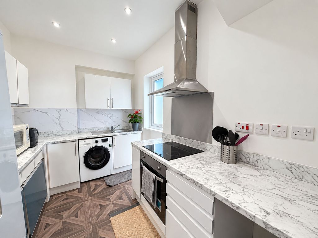 Property photo 2 of 9 Gantshill Crescent Ig2