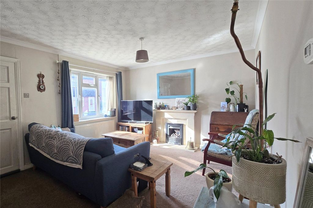 Property photo 2 of 17 Living Room