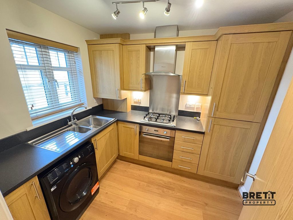 Property photo 3 of 10 Kitchen