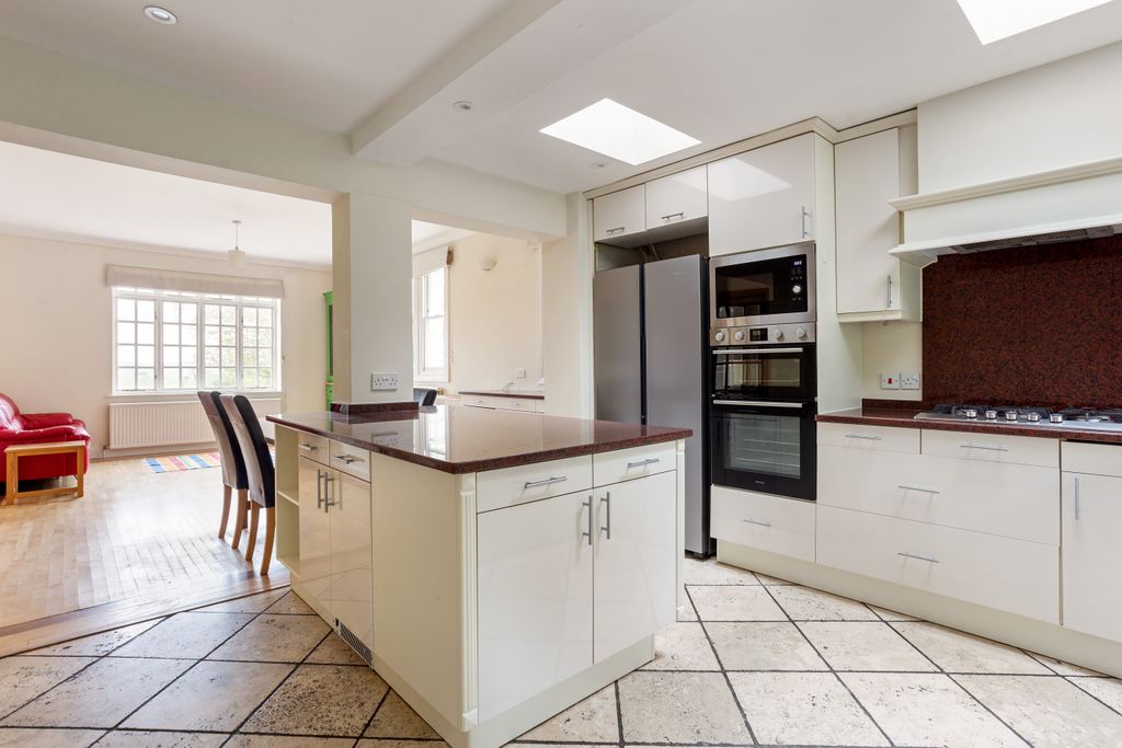 Property photo 2 of 18 Kitchen 3