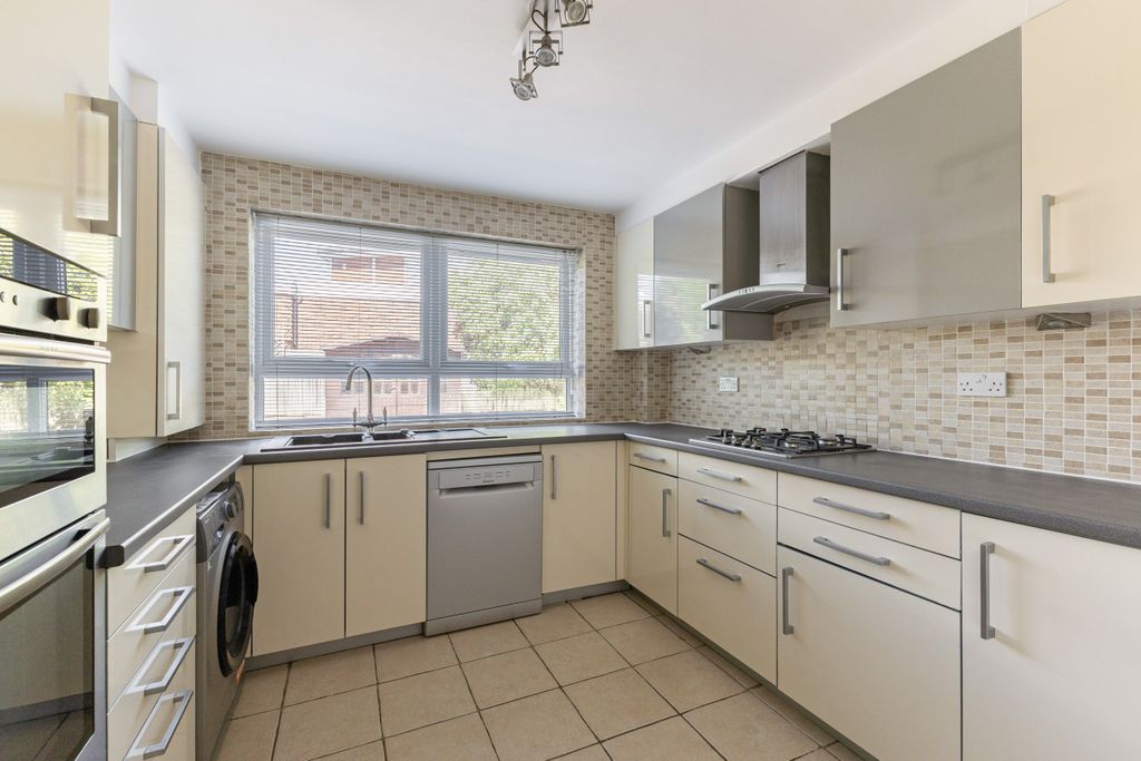 Property photo 2 of 27