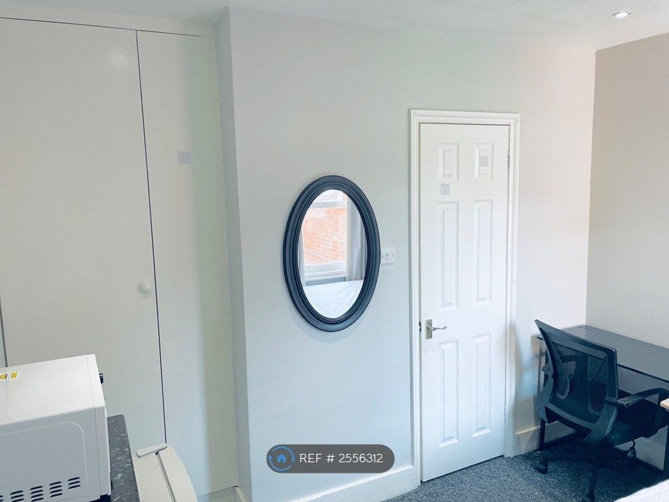 Property photo 3 of 8 Modern Double Ensuite Room