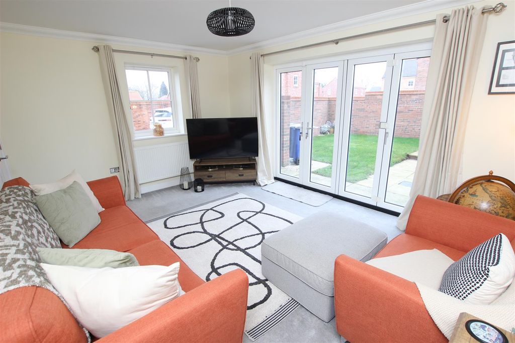 Property photo 3 of 15 Lounge