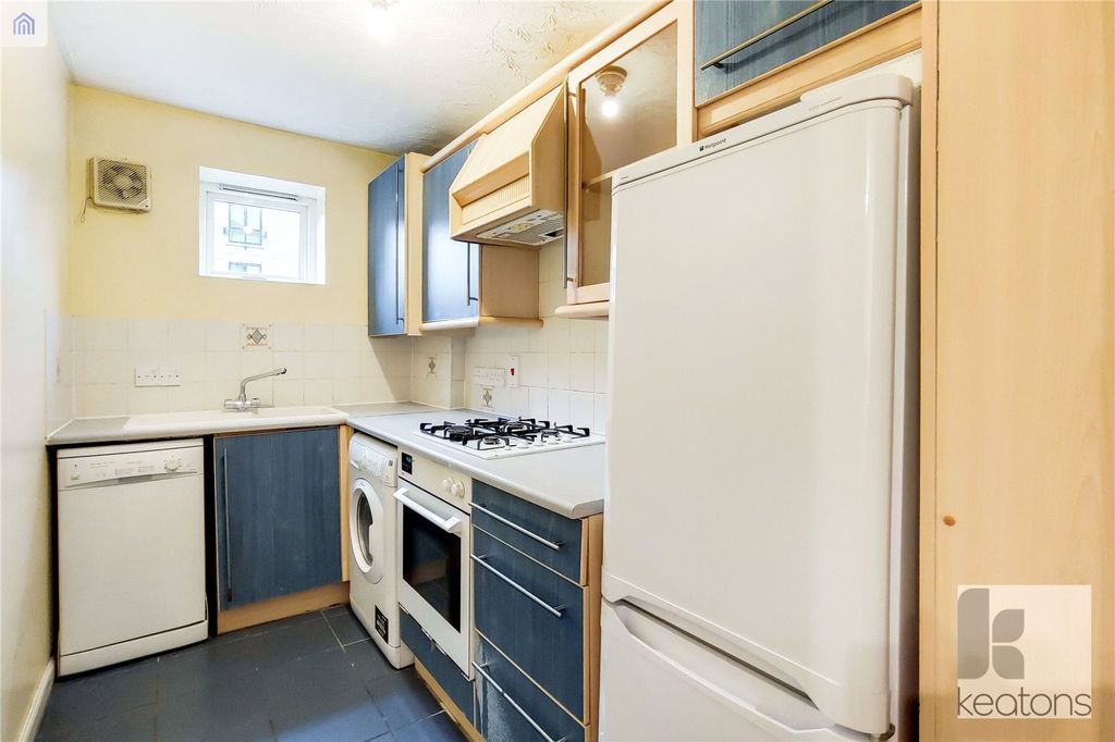 Property photo 3 of 10 Kitchen