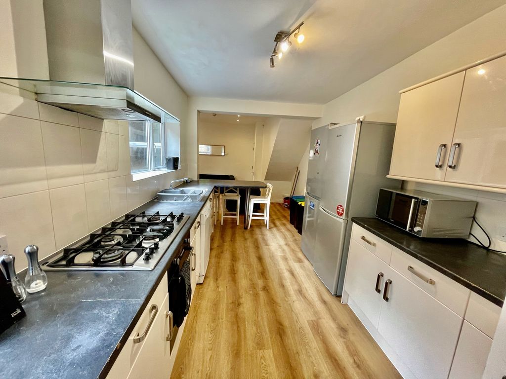 Property photo 3 of 11 Kitchen