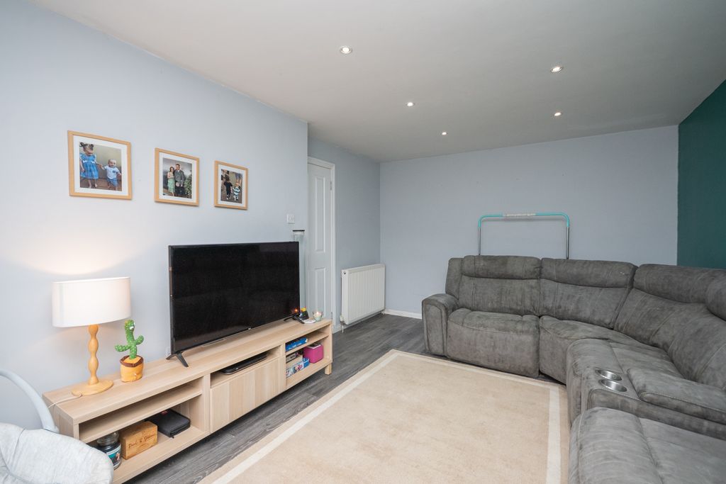 Property photo 3 of 15 Lounge