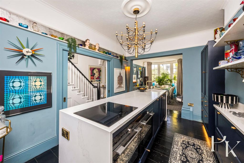 Property photo 3 of 31 Kitchen