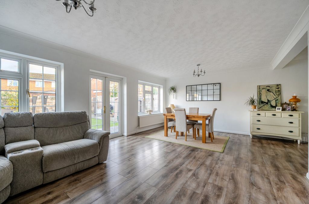 Property photo 3 of 25 1386675-26-693956...