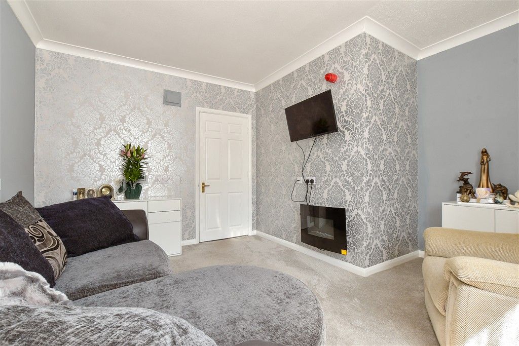 Property photo 3 of 8 Lounge