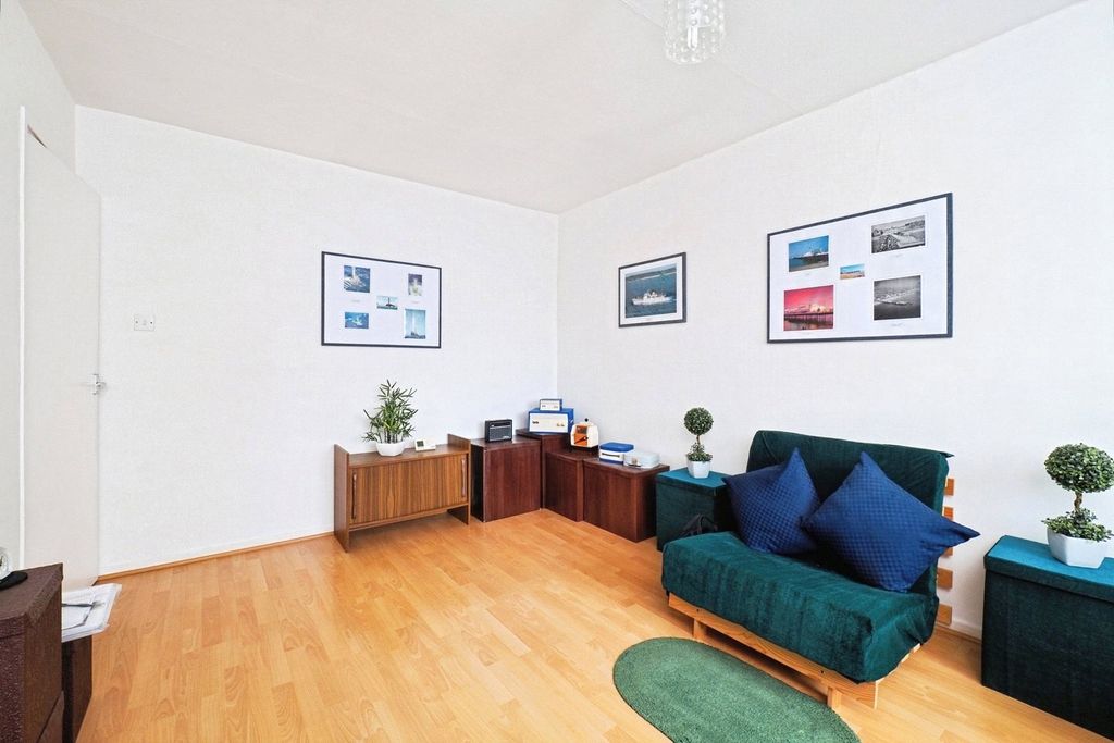 Property photo 3 of 15 Lounge