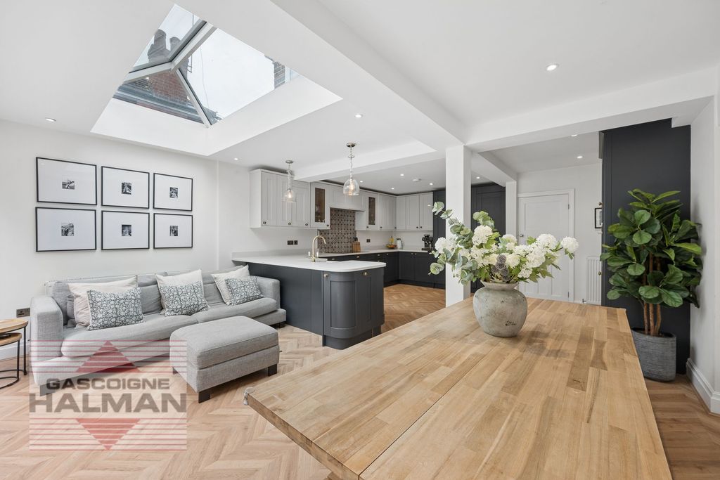 Property photo 2 of 50
