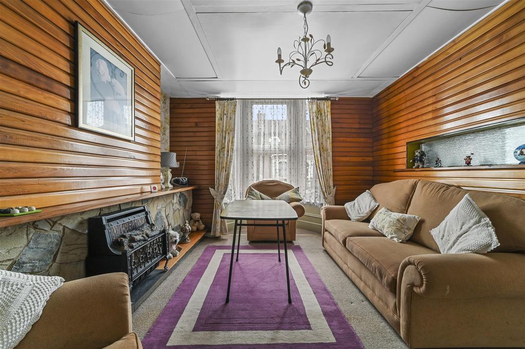 Property photo 3 of 31 Through Lounge