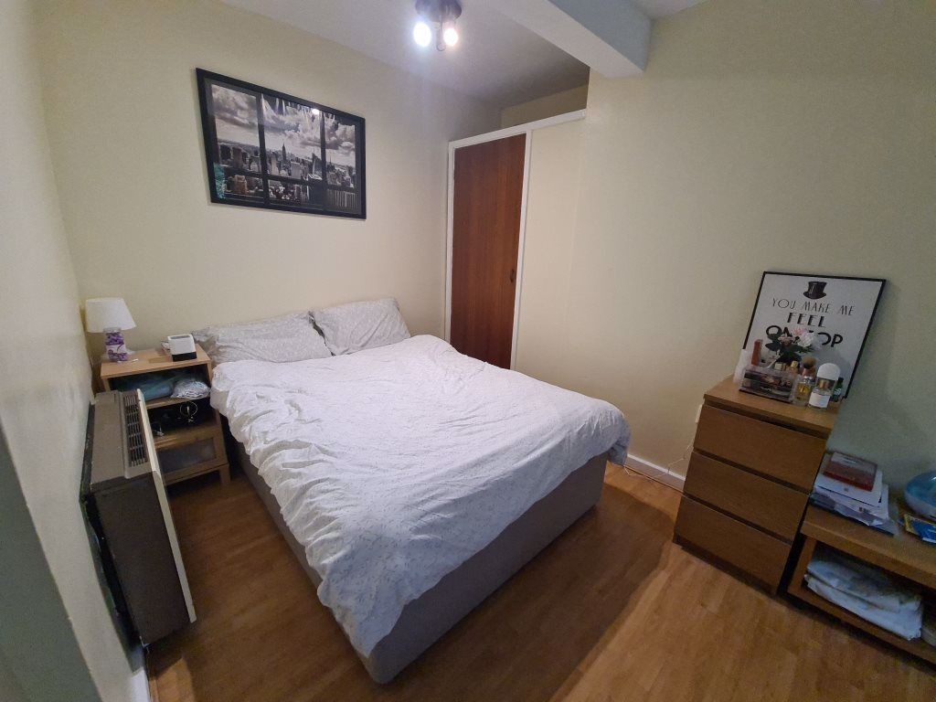 Property photo 3 of 5 A Cozy Single Bedroom Featuring A Neatly Made Bed,...