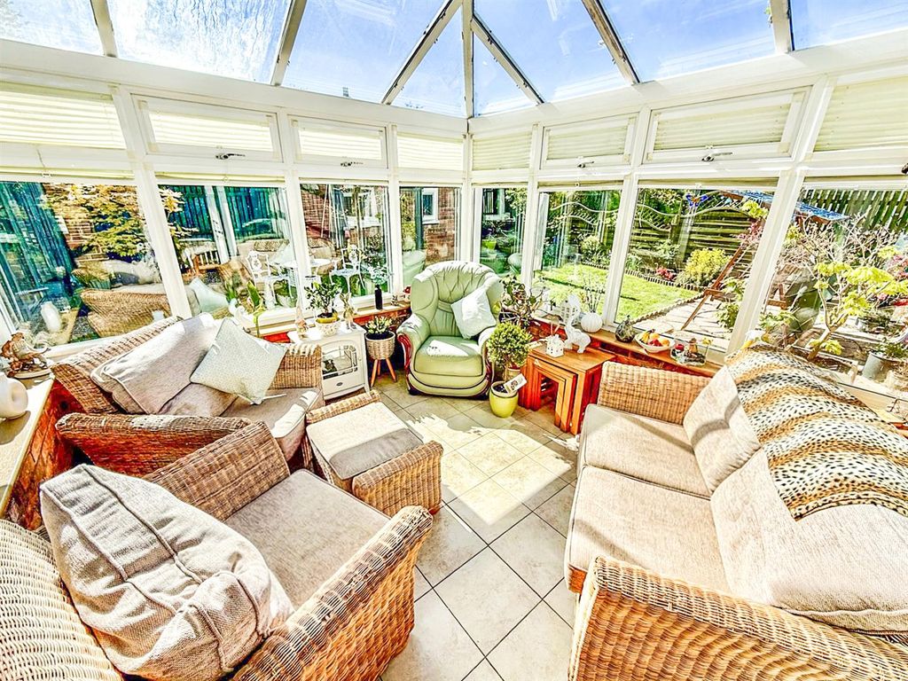 Property photo 3 of 20 Conservatory