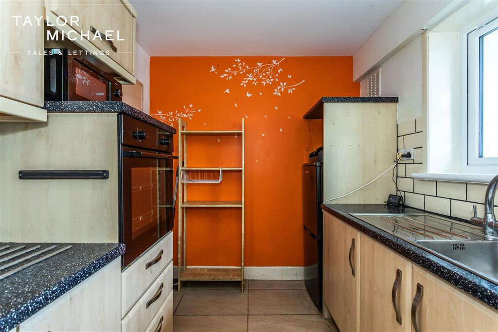 Property photo 3 of 21 Kitchen