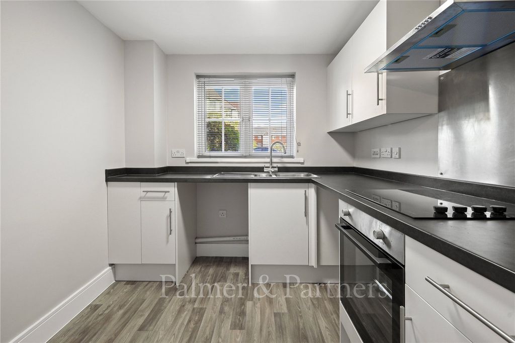 Property photo 3 of 8 Kitchen