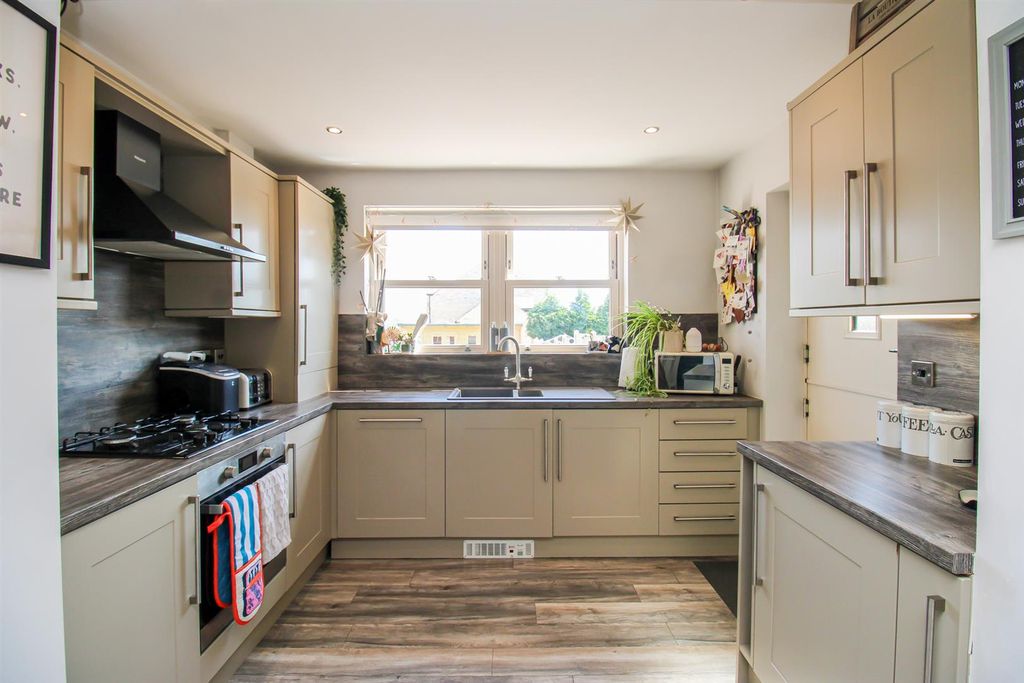 Property photo 3 of 16 Kitchen