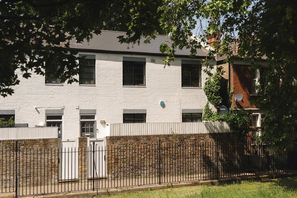 Property photo 1 of 34 St Thomas Place-2.Jpg