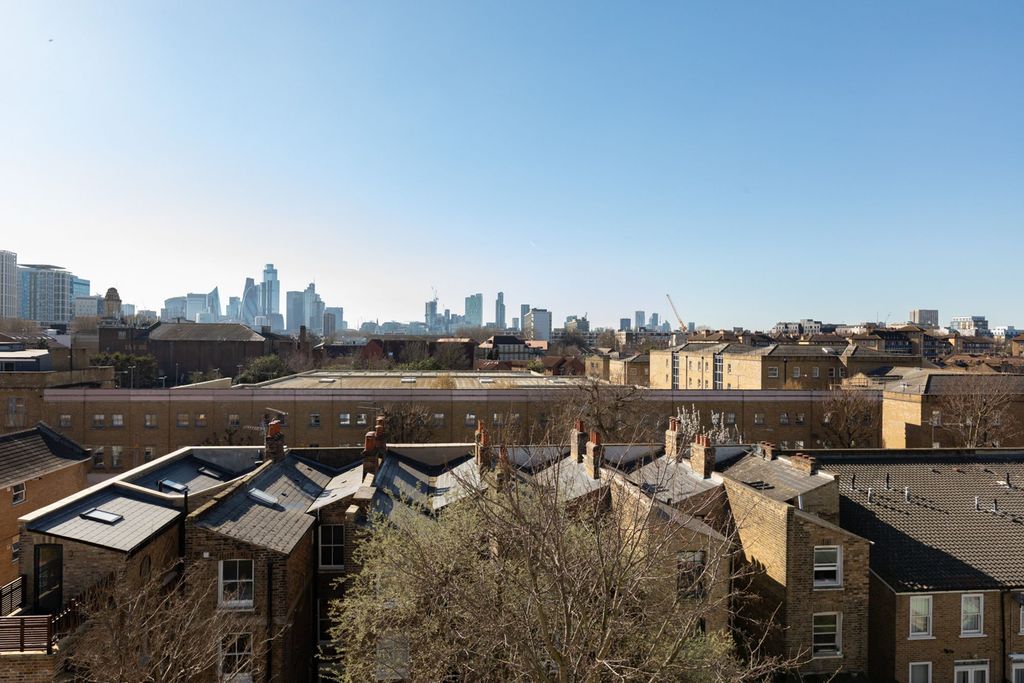 Property photo 3 of 13 Osier Court E1