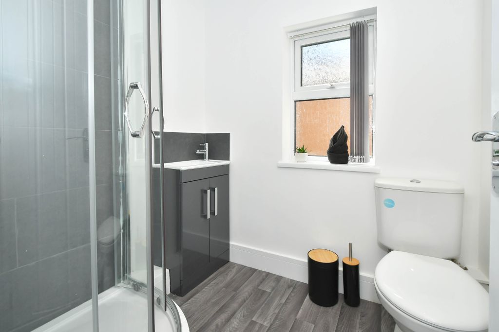 Property photo 1 of 14 Shared Bathroom