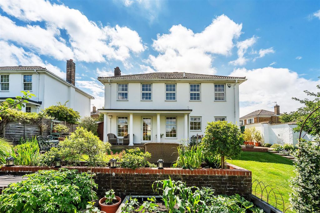 Property photo 2 of 18 10-Churchill-Close-15.Jpg