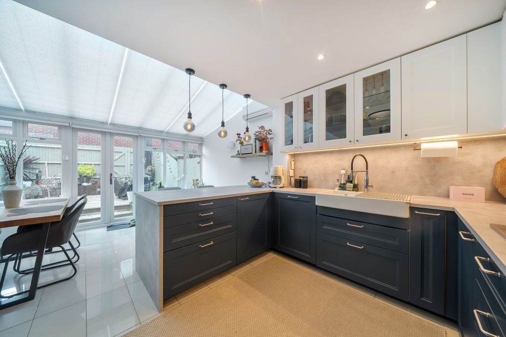 Property photo 3 of 18 1403588-3-6973875...