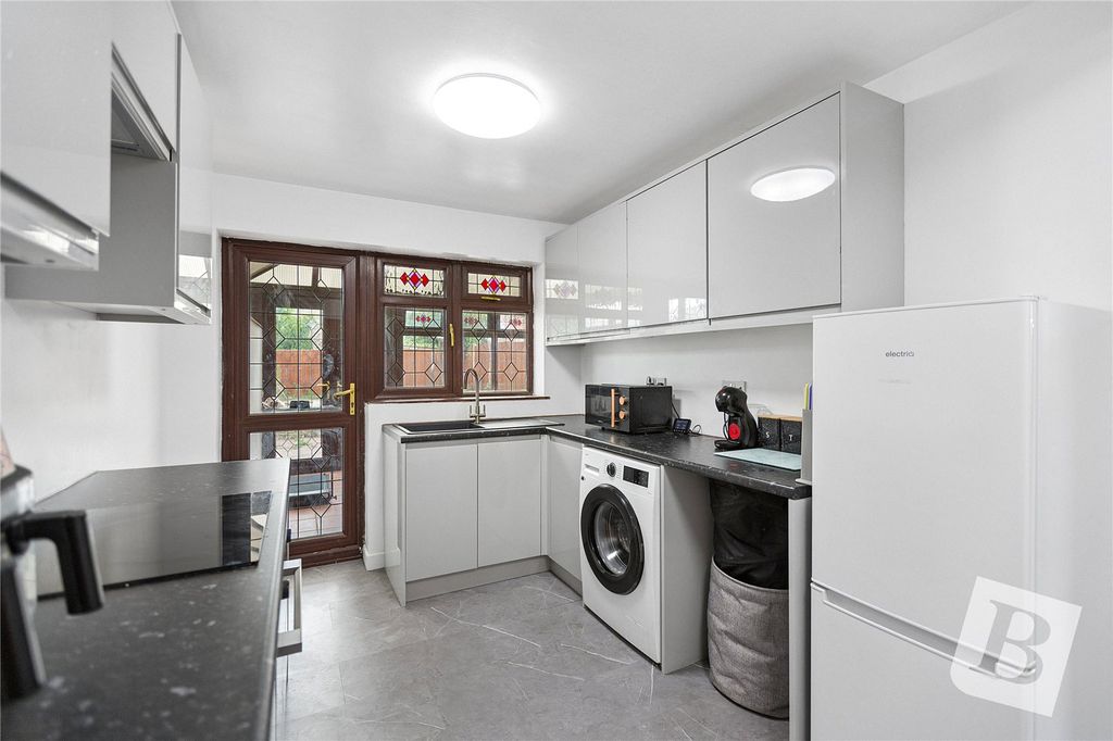 Property photo 3 of 12 Kitchen