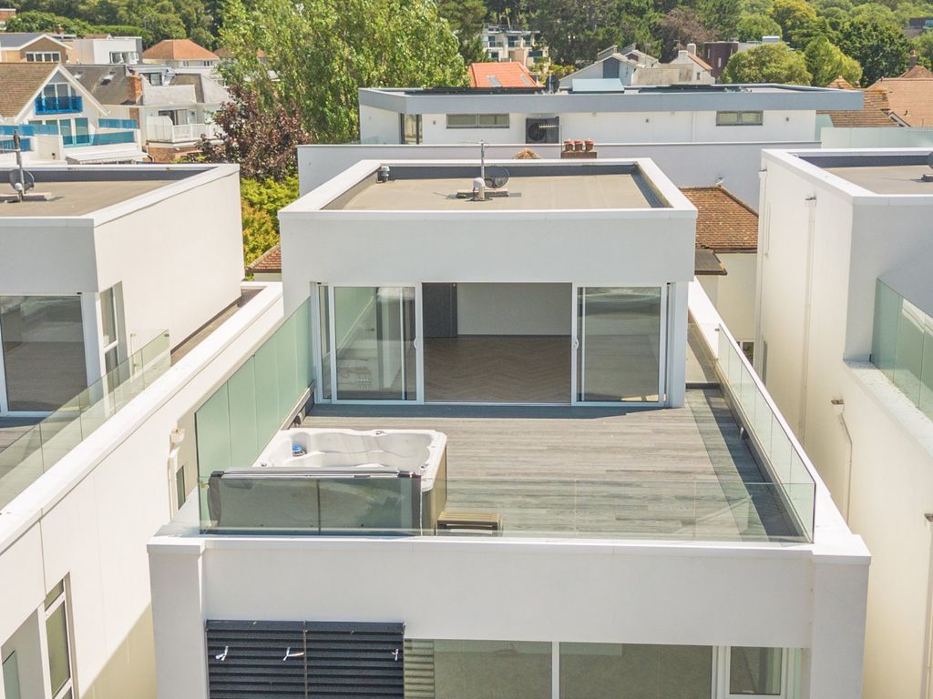 Property photo 3 of 18 Roof Terrace