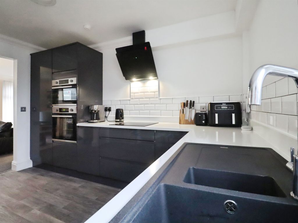 Property photo 3 of 18 Kitchen