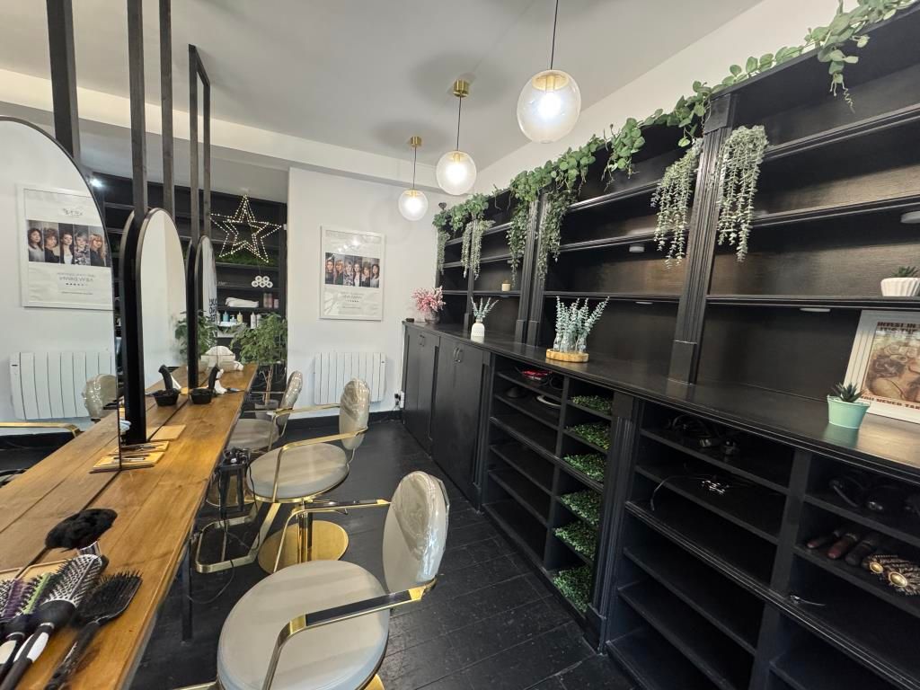 Property photo 3 of 6 Salon