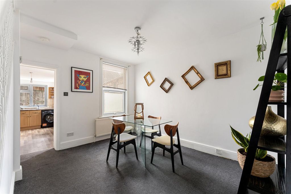 Property photo 3 of 30 Coopers Lane, E10