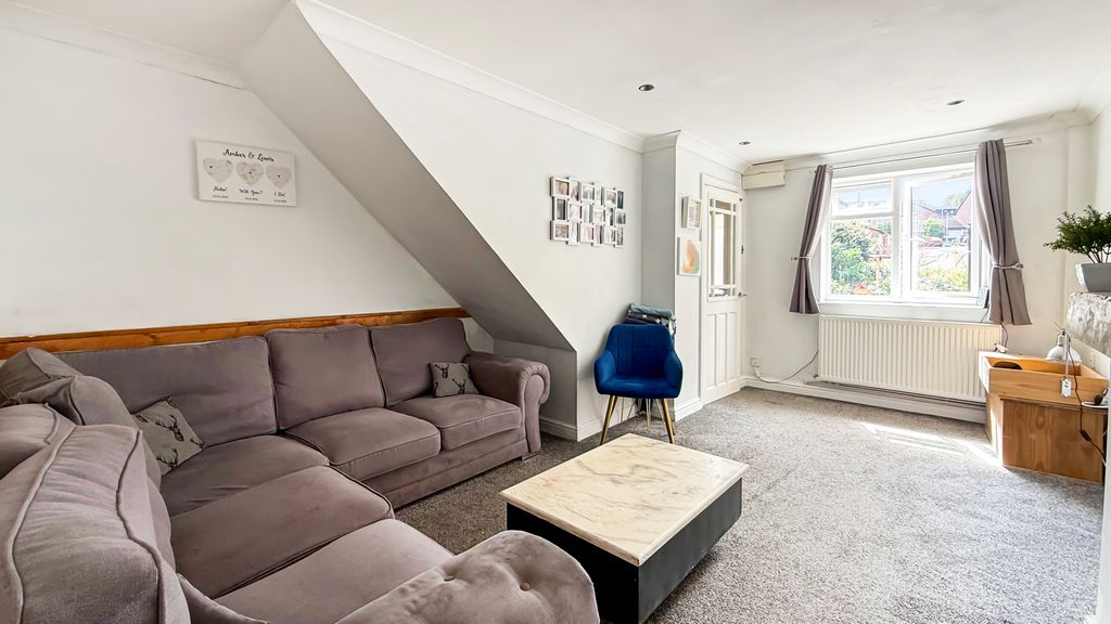 Property photo 3 of 13 Lounge