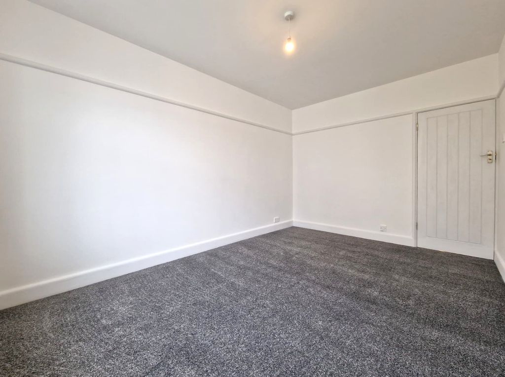 Property photo 3 of 18 Living Room